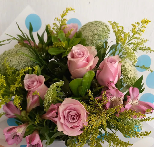 Donna's Beautiful Buds & Fws