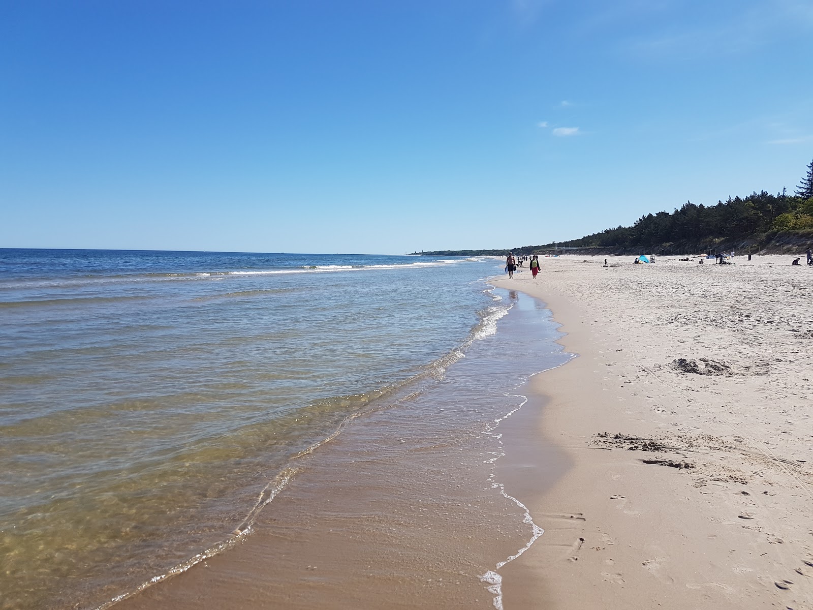 Grzybowo Baltycka Beach的照片 带有碧绿色纯水表面