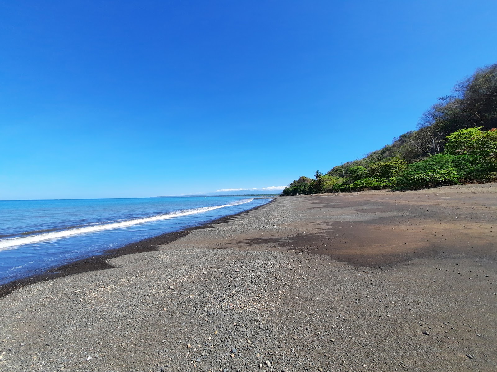 Fotografija Playa Pogeres z rjavi pesek površino
