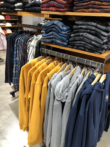 Shoe Store «Vans», reviews and photos, 13730 Riverside Dr, Sherman Oaks, CA 91423, USA