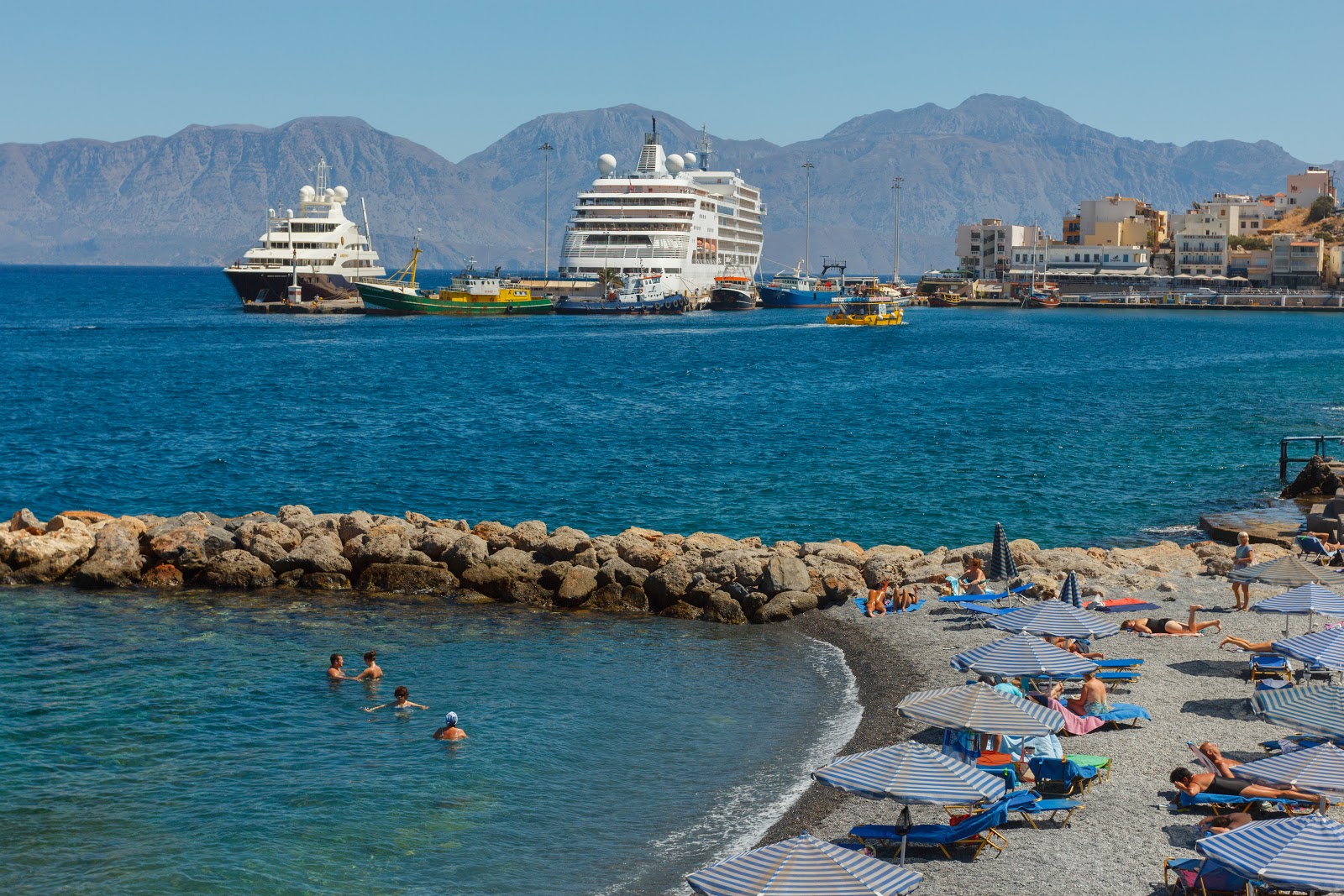 Foto von Koundouros coast mit feiner grauer kies Oberfläche