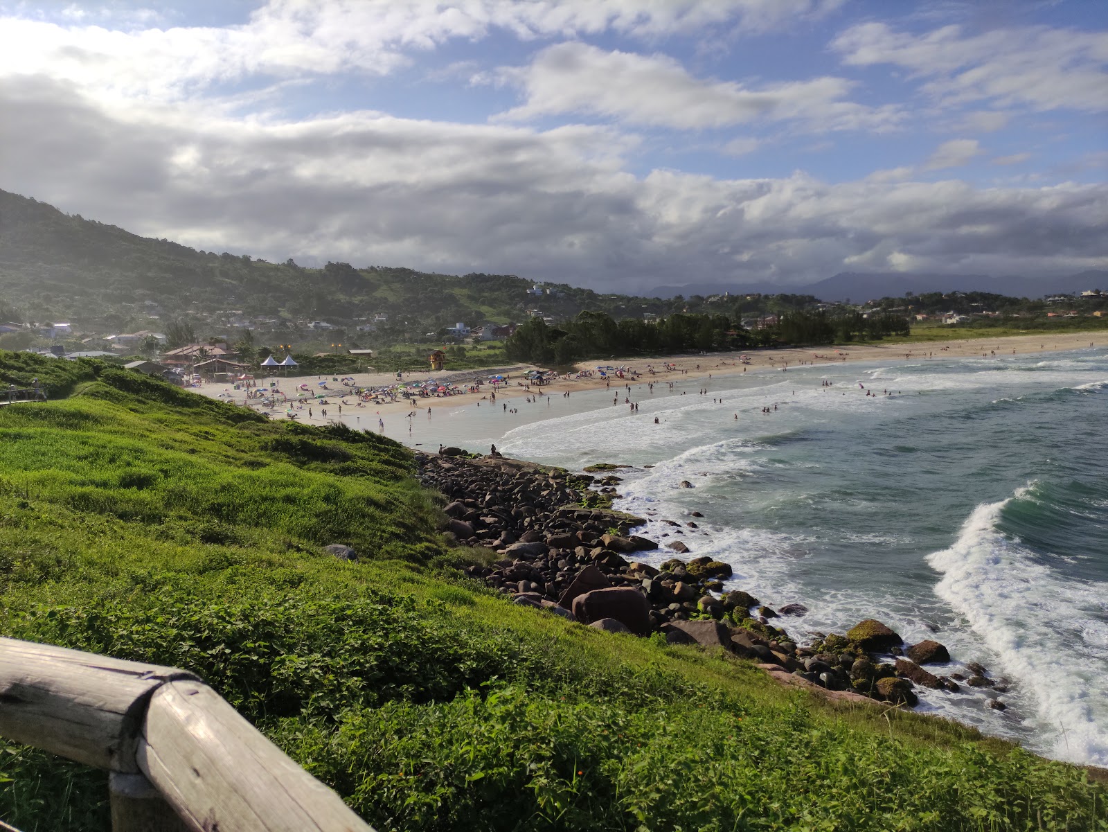 Valokuva Praia da Gamboaista. - suosittu paikka rentoutumisen tuntijoille