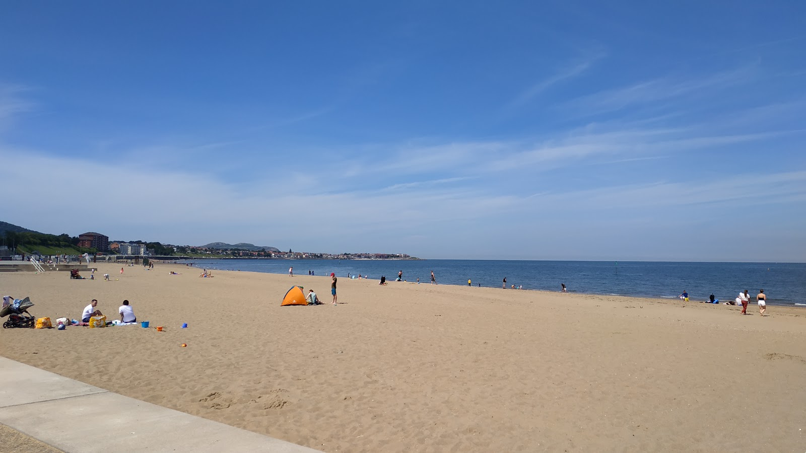 Photo de Colwyn Bay beach avec rivage droit, long