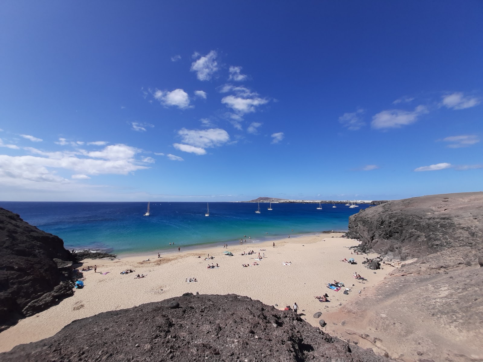 Valokuva Playa de la Ceraista. pinnalla hienoa beige-hiekkaa:n kanssa