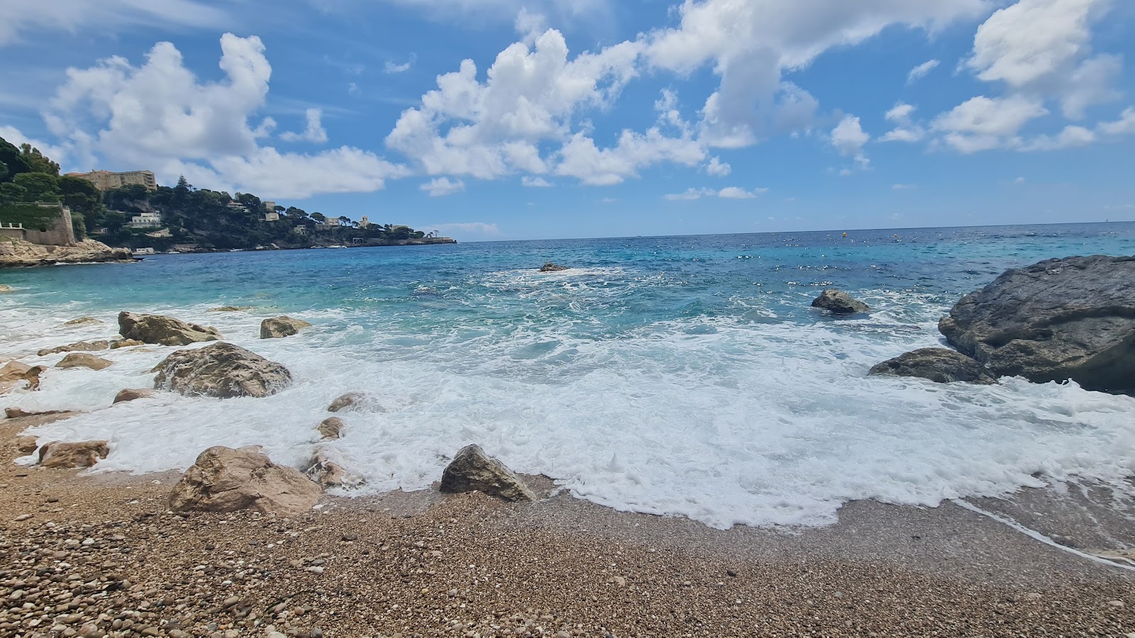 Plage des Pissarelles'in fotoğrafı uçurumlarla desteklenmiş