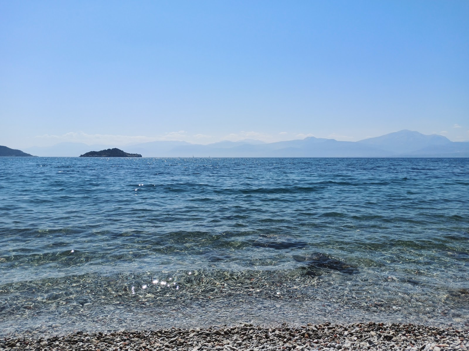 Agios Spiridon beach'in fotoğrafı gri çakıl taşı yüzey ile