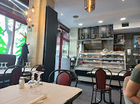 Atmosphère du Restaurant libanais Restaurant SANIOURA à Paris - n°1
