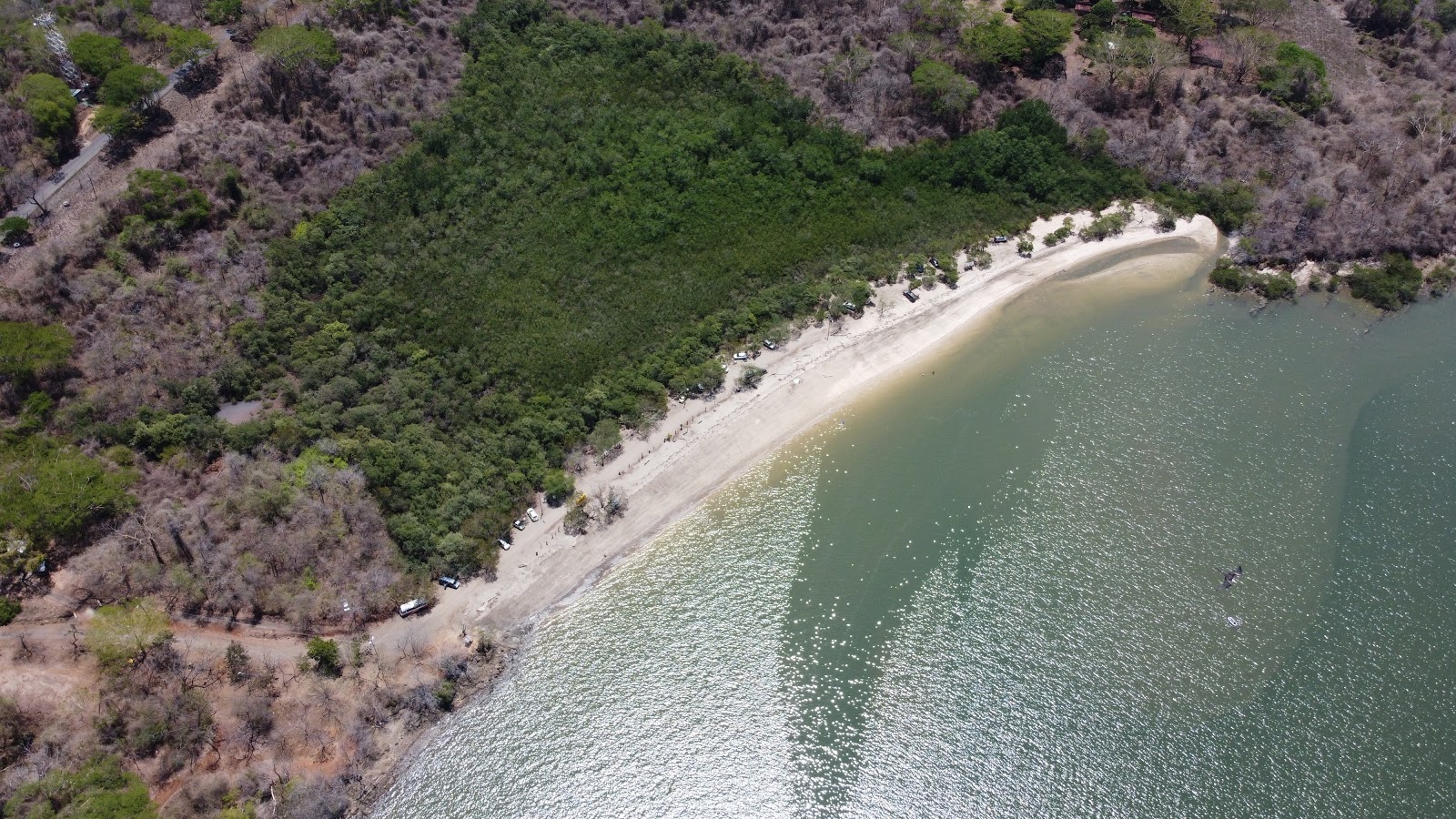 Foto av Playa Blanca omgiven av klippor
