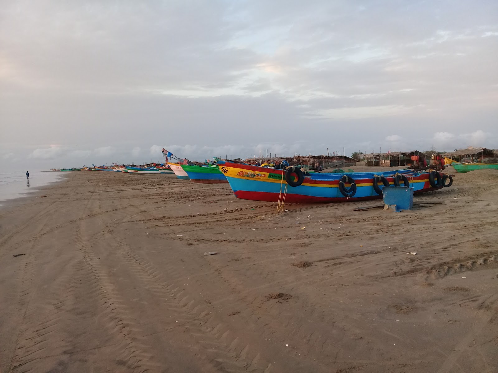 Photo de Vedaraniam Beach avec rivage droit, long