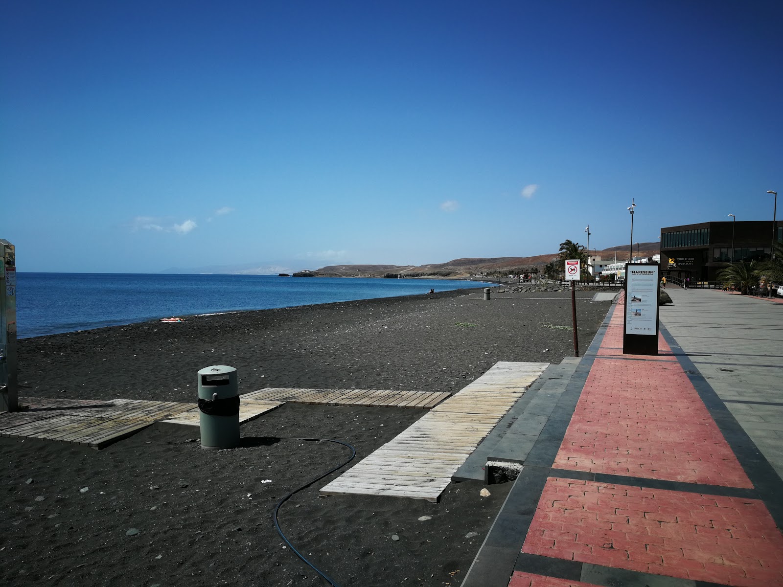 Foto av Playa negra Tarajalejo med blå rent vatten yta