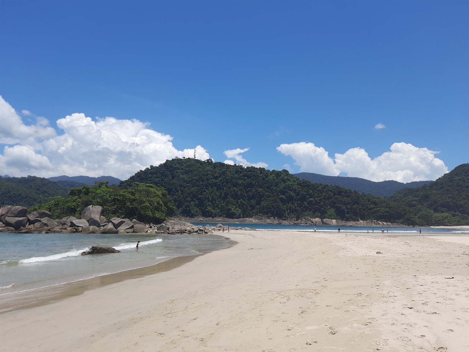 Praia Das Laranjeiras'in fotoğrafı geniş plaj ile birlikte