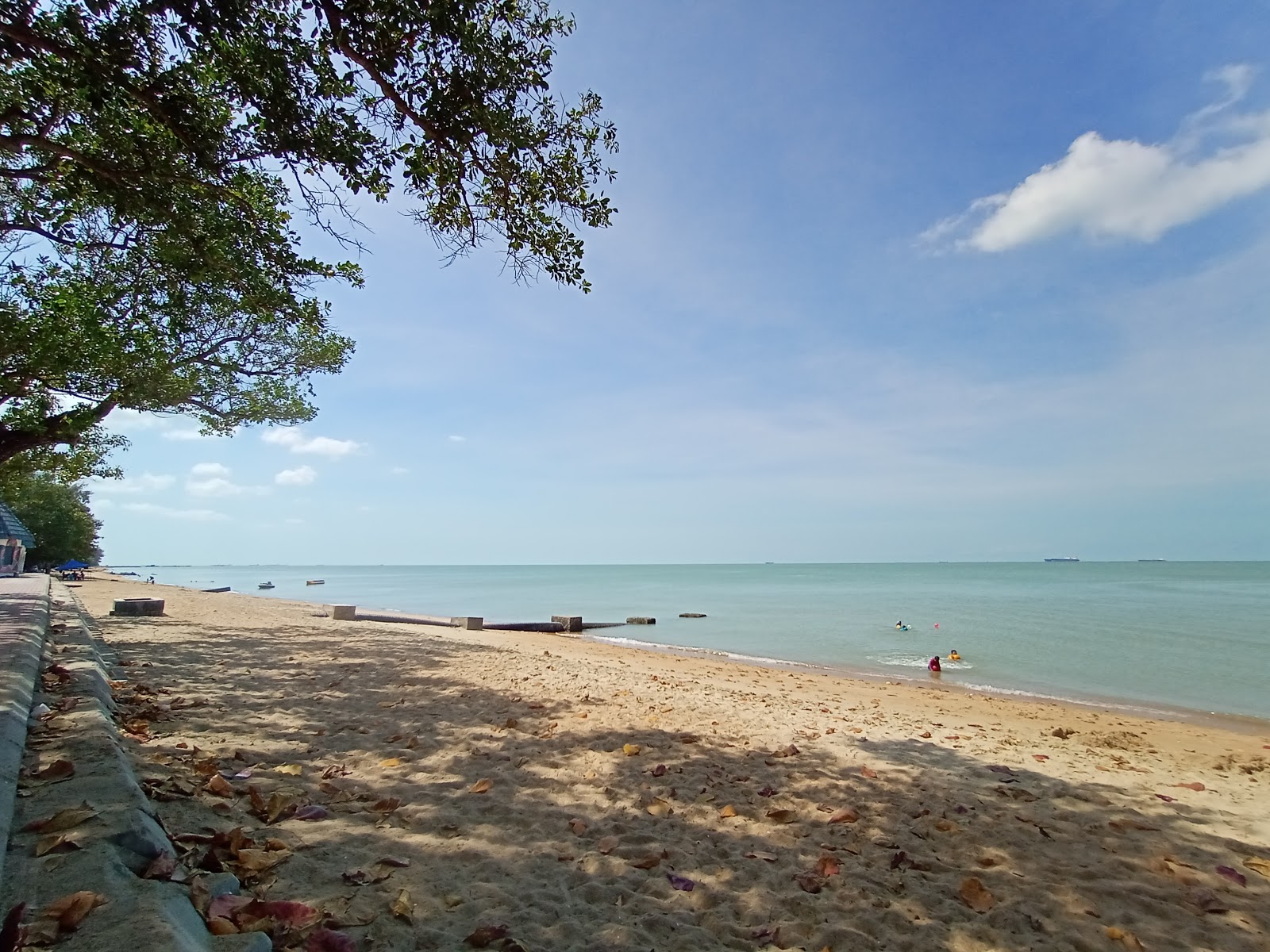 Foto van Pengkalan Balak Melaka Beach en de nederzetting