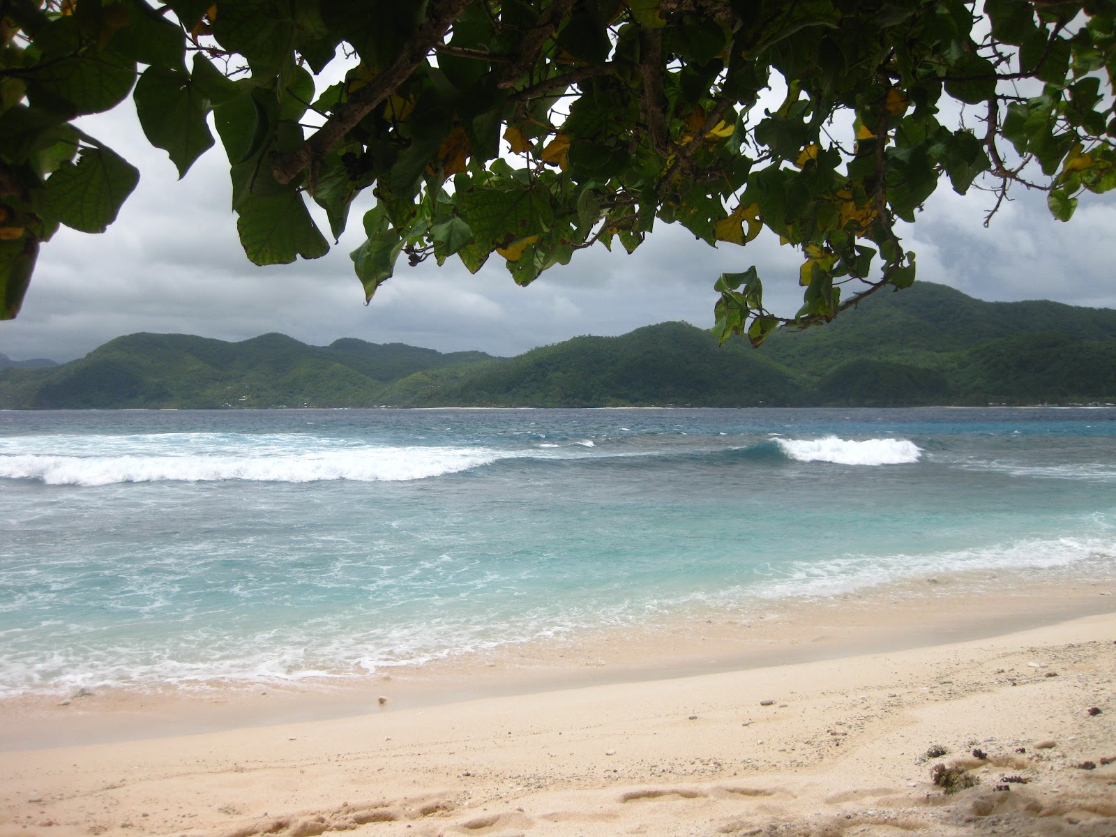Foto de Aunu'u Beach con arena beige y guijarros superficie