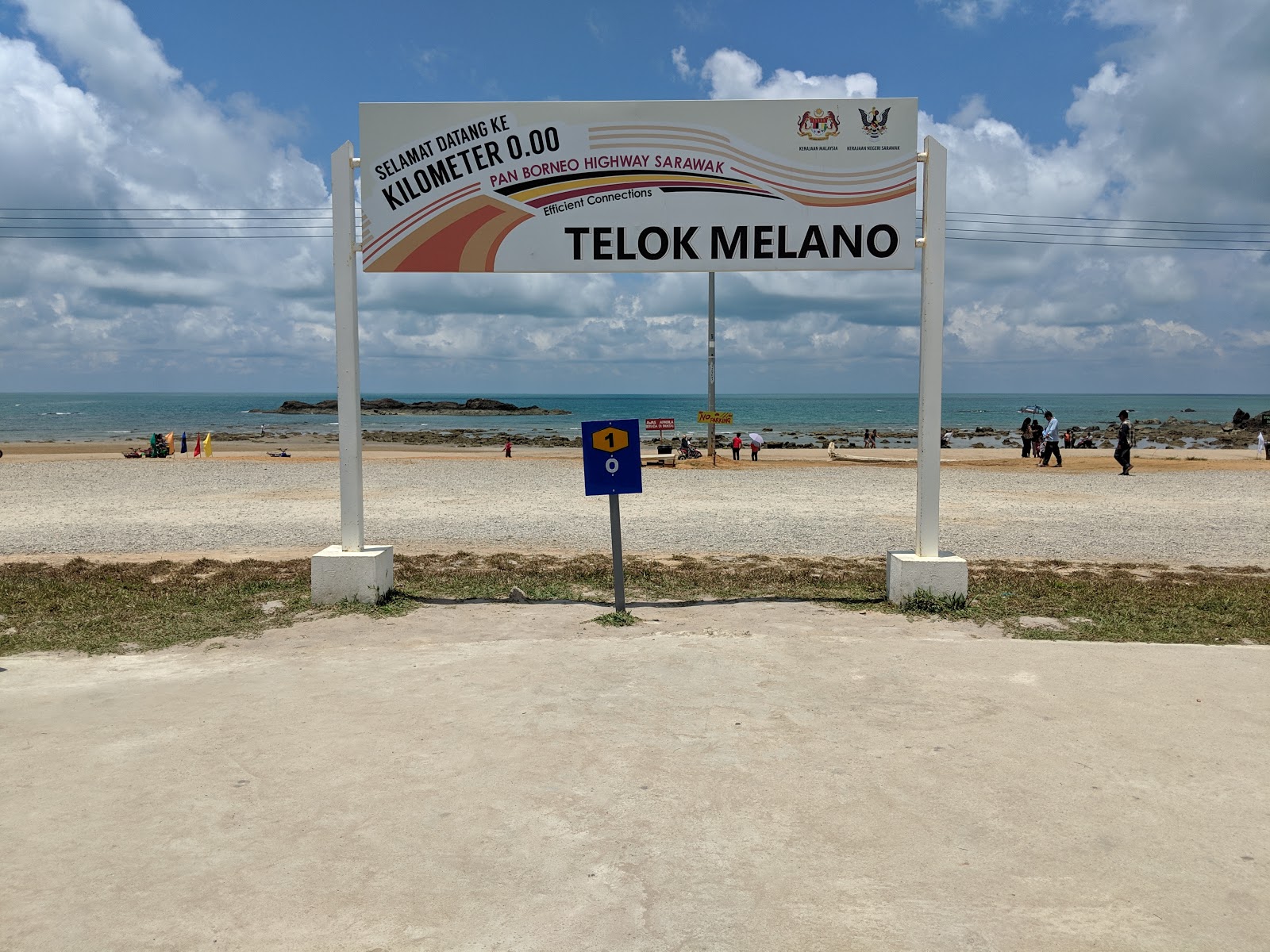 Melano Bay Beach'in fotoğrafı uçurumlarla desteklenmiş