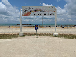 Melano Bay Beach'in fotoğrafı uçurumlarla desteklenmiş