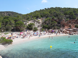 Foto av Stranden Cala Salada med flera rymliga vikar