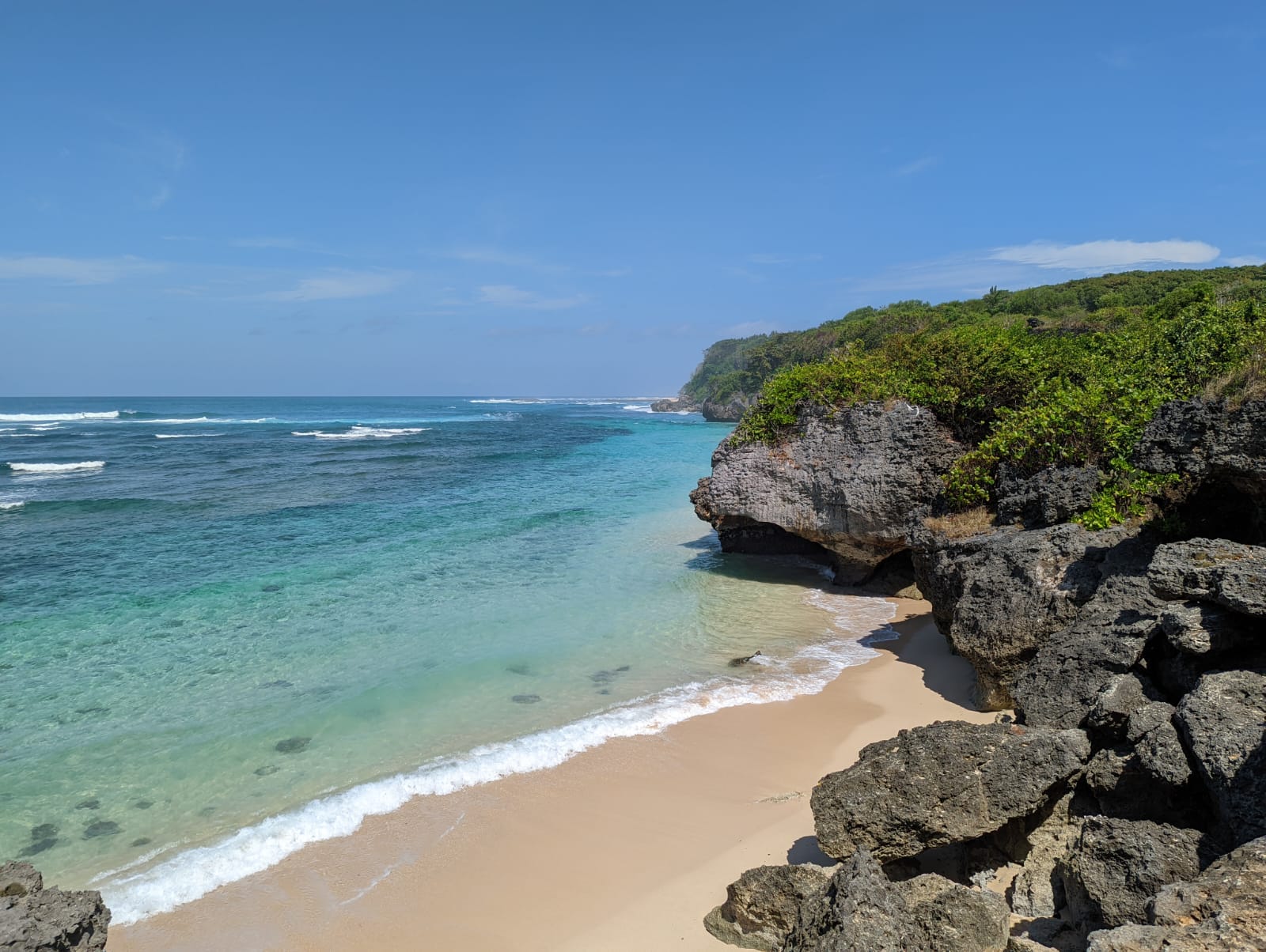 Foto von Pura Geger Beach mit heller sand Oberfläche