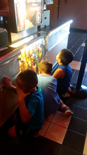 Movie Theater «Regal Cinemas Ukiah 6», reviews and photos, 612 S State St, Ukiah, CA 95482, USA