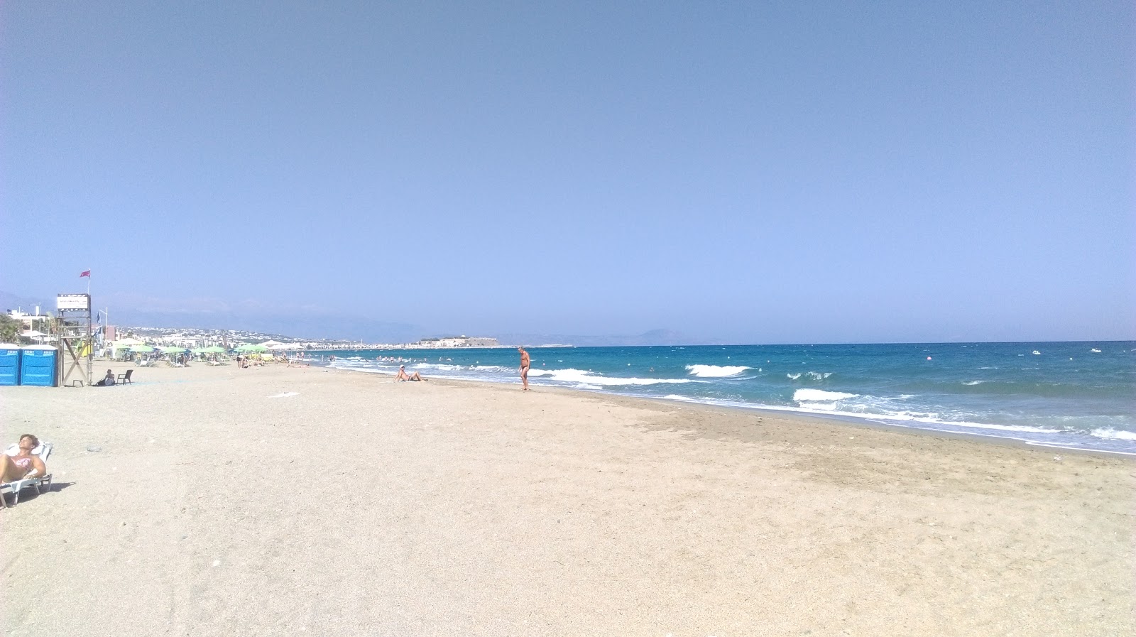 Foto av Pervolia beach II med lång rak strand