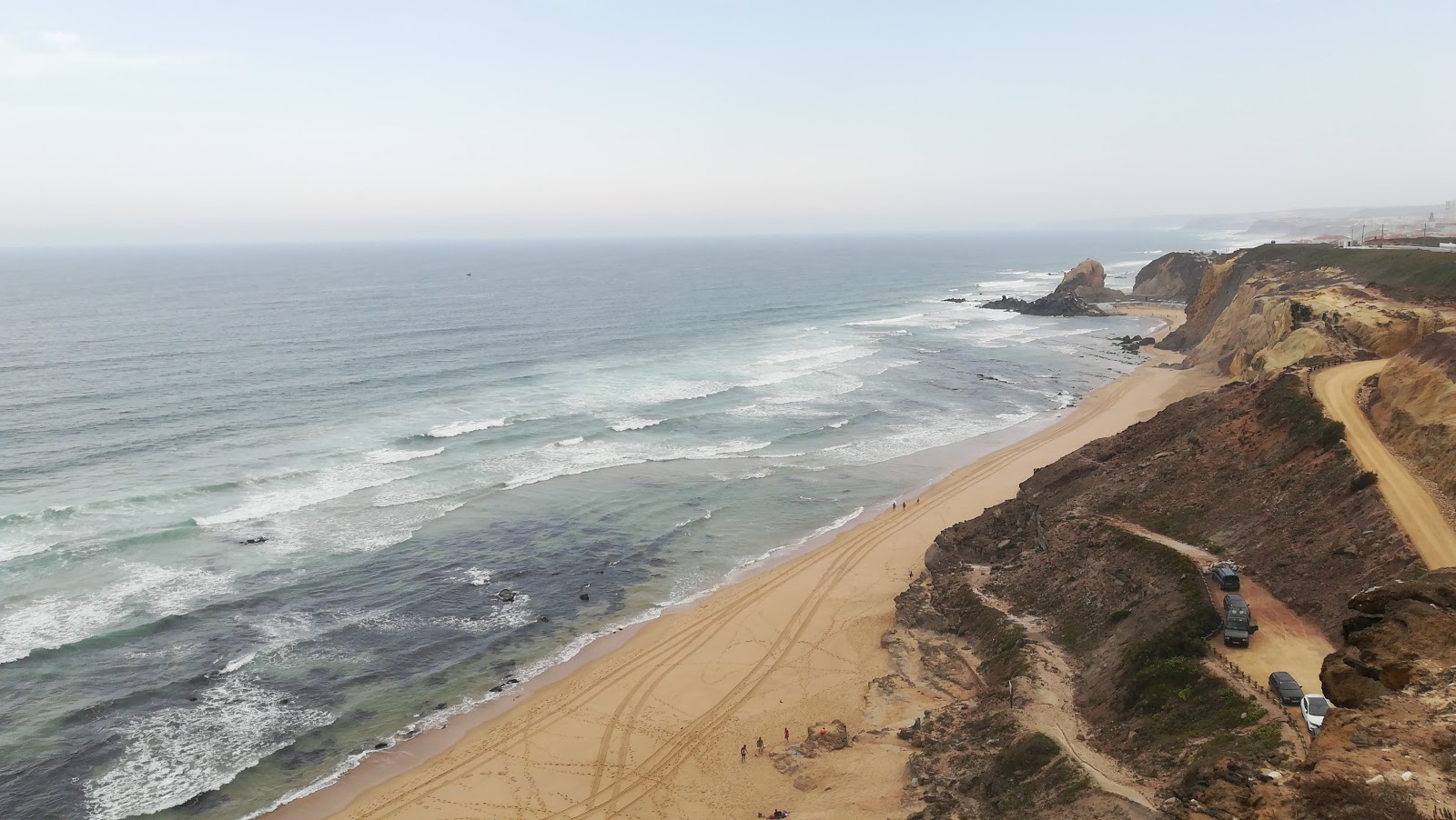 Praia Azul的照片 带有碧绿色纯水表面