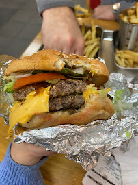 Cheeseburger du Restaurant de hamburgers Five Guys - Aix-en-Provence - n°19