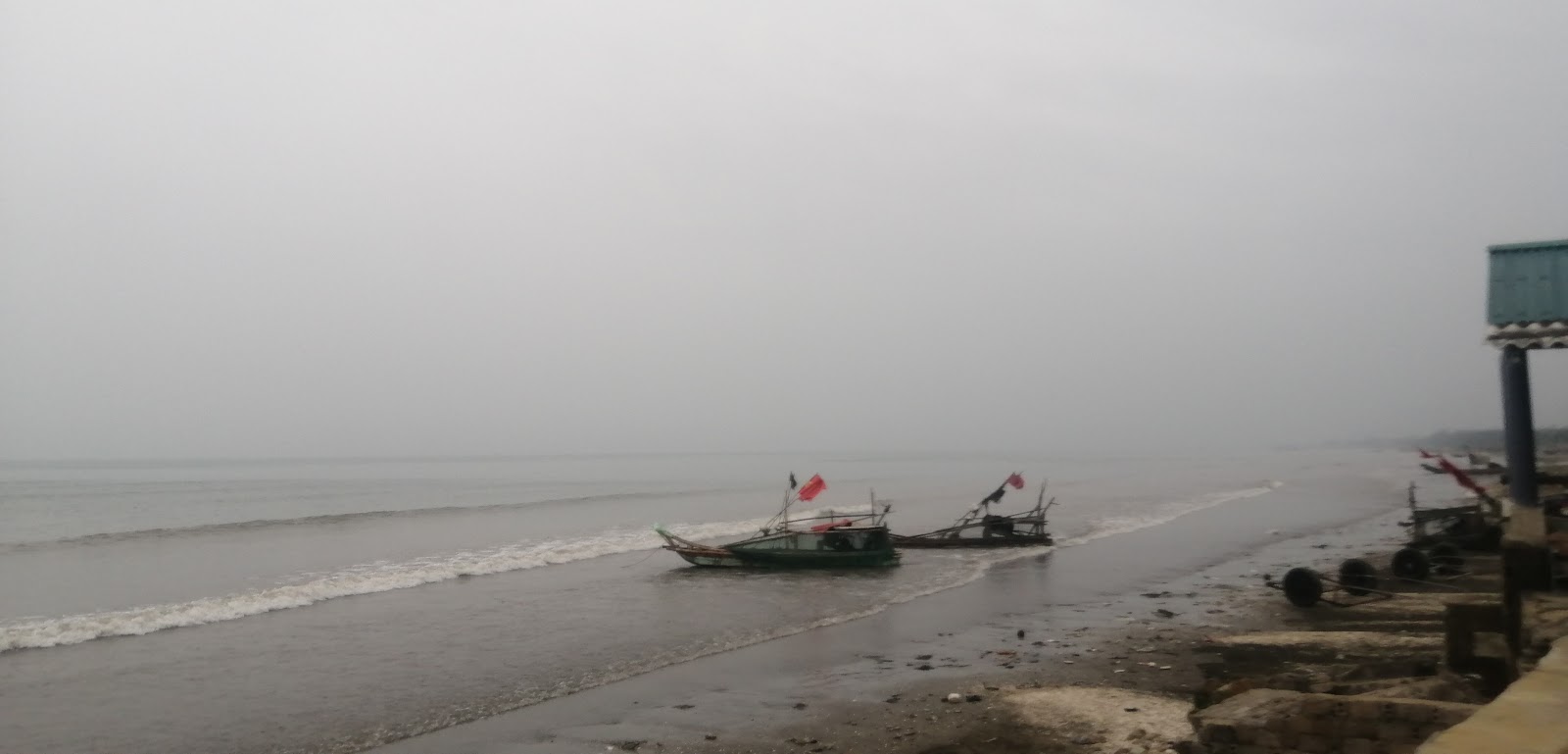 Φωτογραφία του Hon Dua Beach με ευρύχωρη ακτή