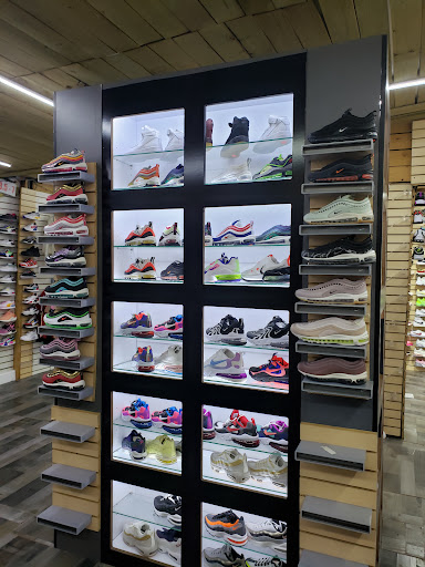 Shoe Store «Outlet Shoes & Rugs», reviews and photos, 221 E Ledbetter Dr, Dallas, TX 75216, USA