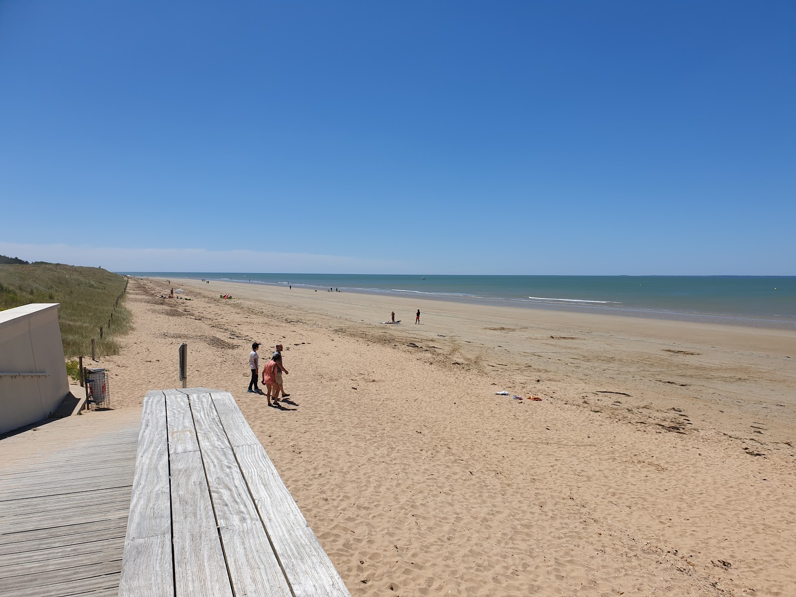 Photo de Notredame De Monts beach avec sable lumineux de surface