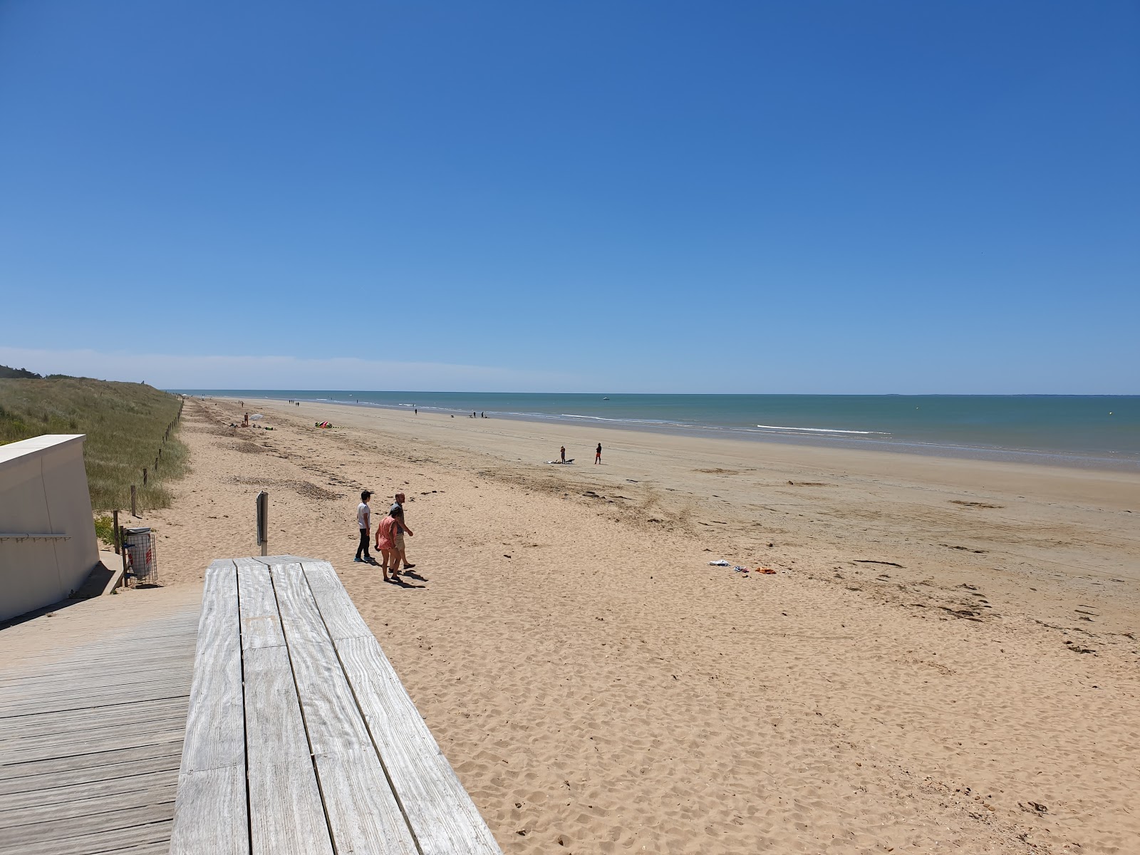 Foto de Notredame De Monts beach con arena beige superficie
