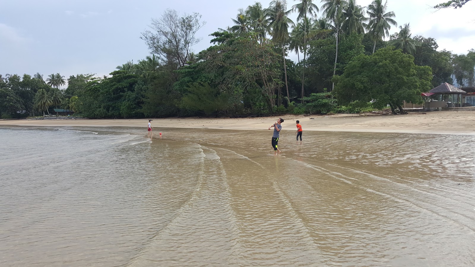 Φωτογραφία του Siar Beach με επίπεδο καθαριότητας εν μέρει καθαρό