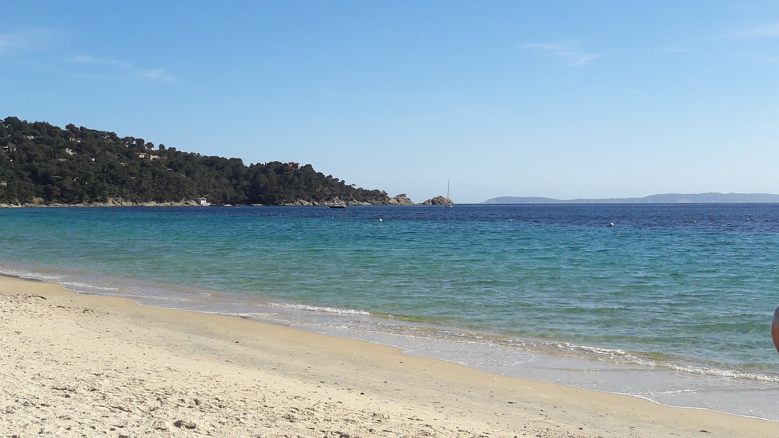 Foto von Le Cavaliere Strand mit teilweise sauber Sauberkeitsgrad