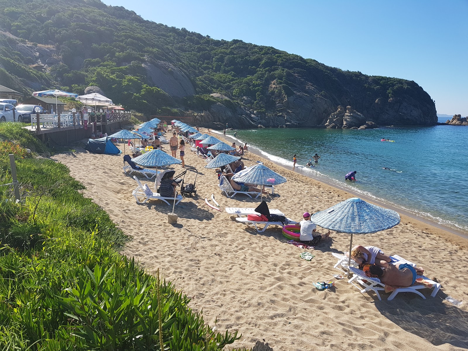 Fotografija Manastir beach z prostorni večplastni zalivi