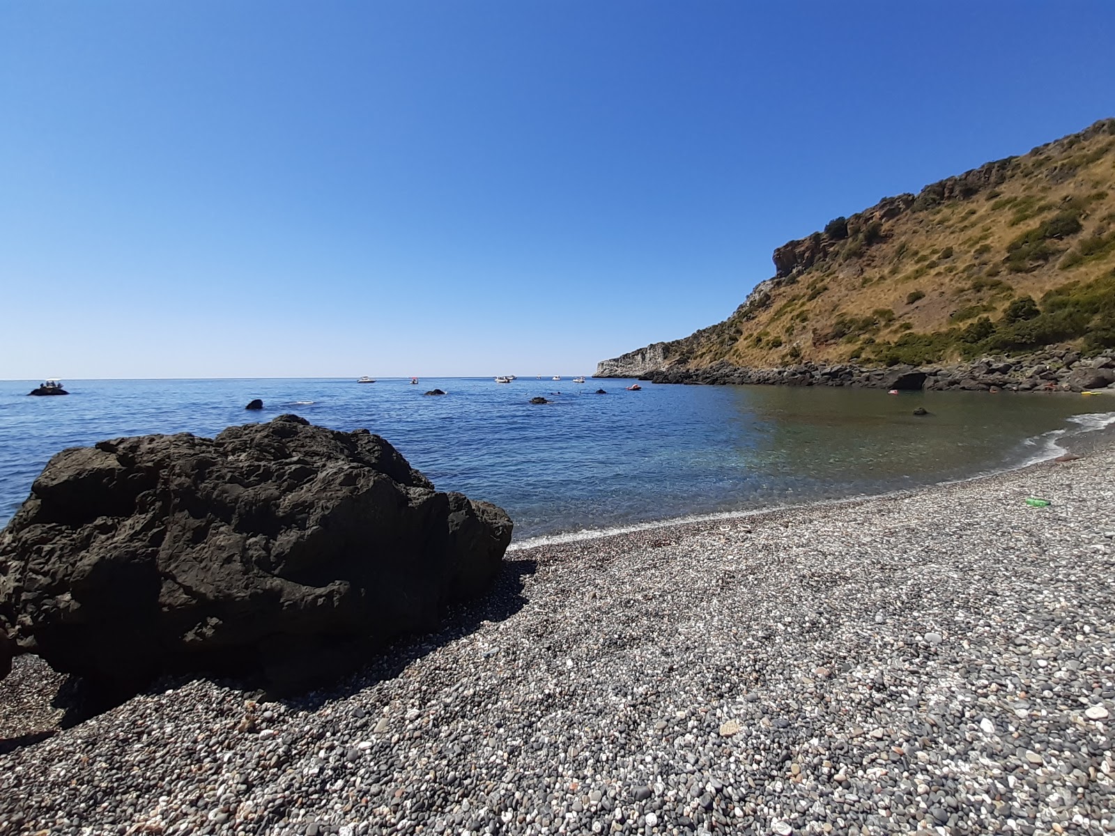 Foto av Baia del Carpino med grå fin sten yta