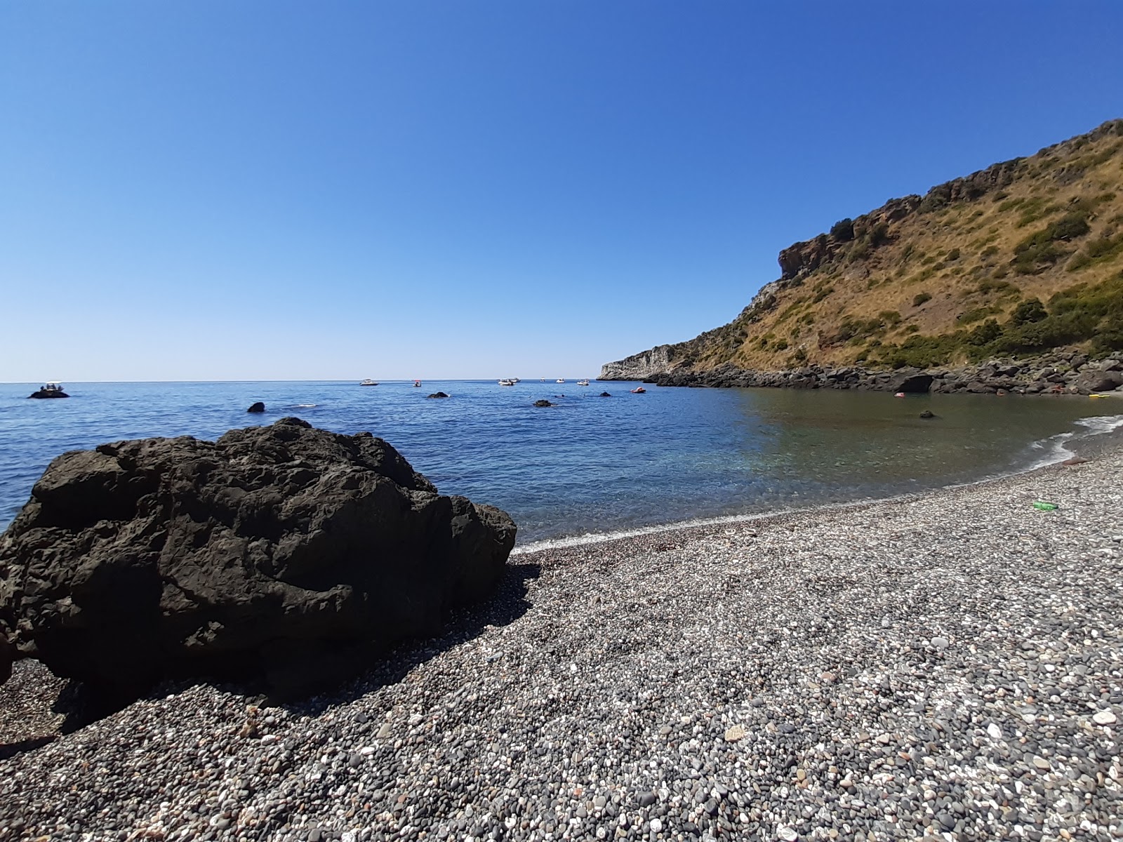 Photo de Baia del Carpino avec caillou fin gris de surface