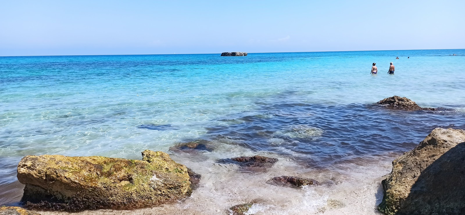 Photo de Plutone beach entouré de montagnes