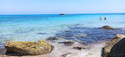 Photo de Plutone beach entouré de montagnes