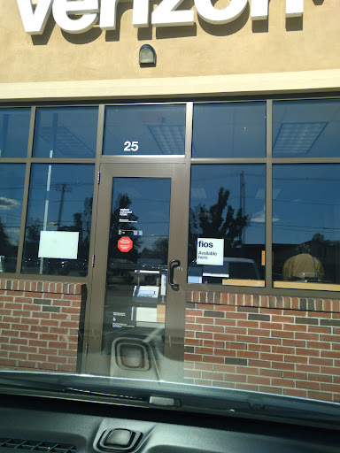 Verizon Authorized Retailer - Wireless Zone, 25 Airport Rd, Warwick, RI 02889, USA, 