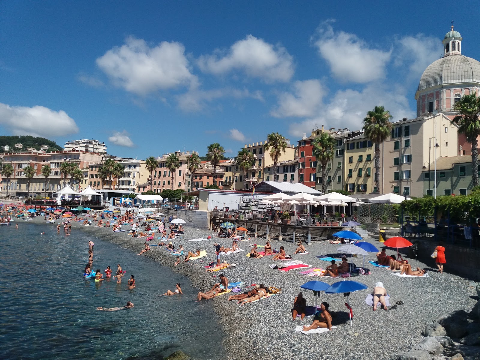 Foto von Genova last beach mit grauer kies Oberfläche