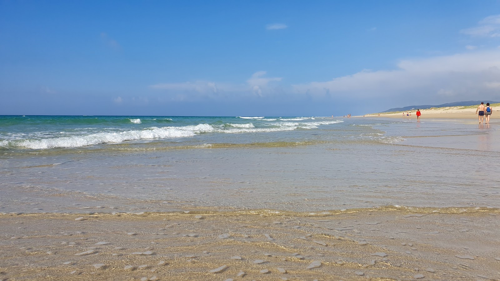 Razo Beach的照片 被山脉环绕