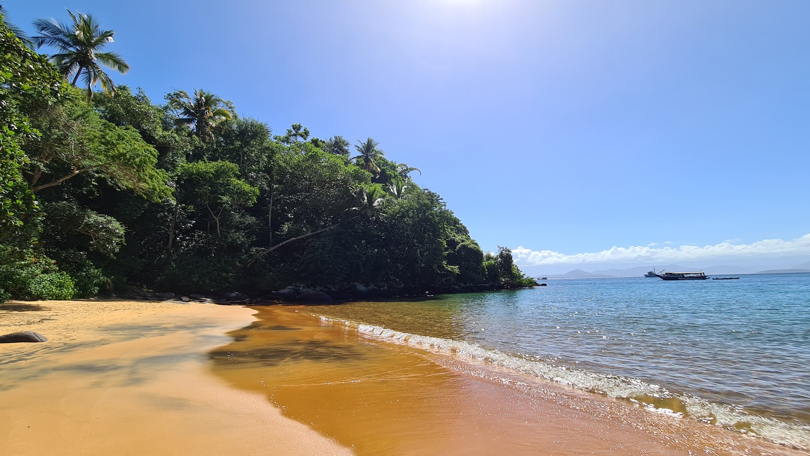 Foto di Praia de Ubatuba con una superficie del acqua cristallina