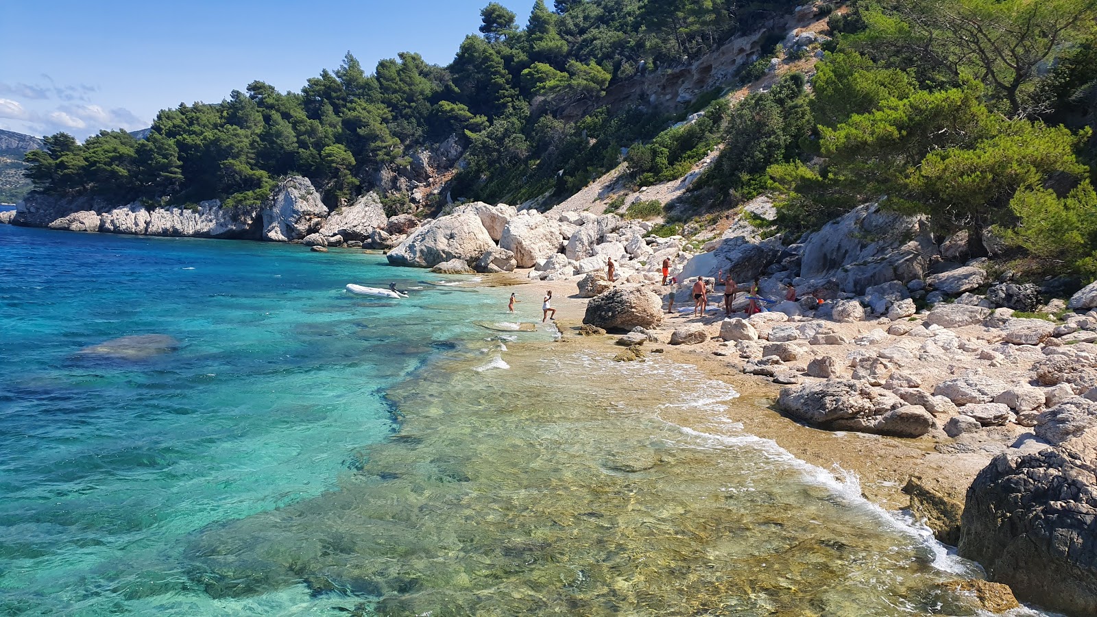 Secret Beach Zuljana'in fotoğrafı düz bir kıyı şeridi ile birlikte