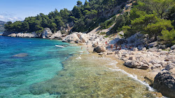 Secret Beach Zuljana'in fotoğrafı düz bir kıyı şeridi ile birlikte