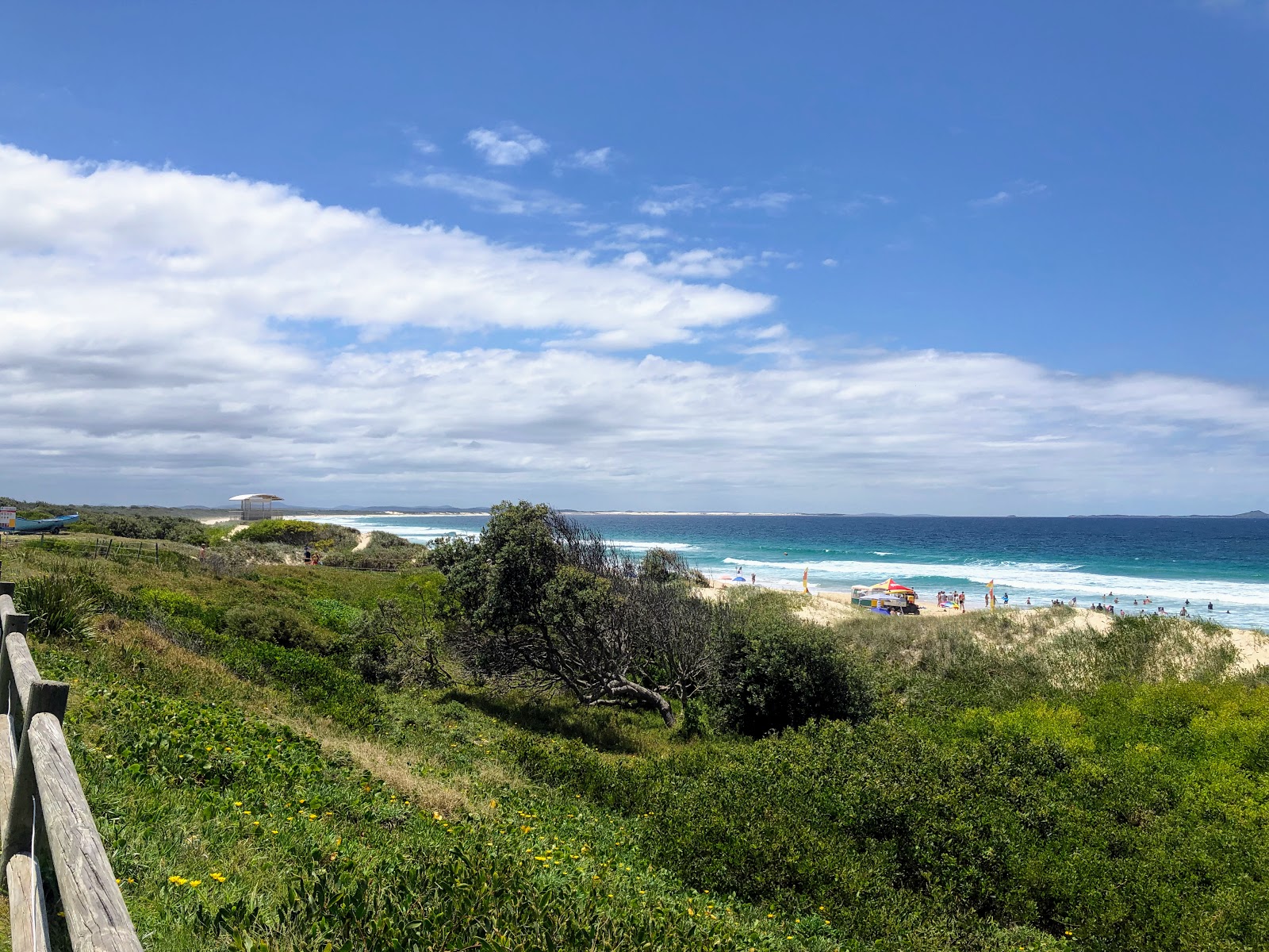 Foto de Wanderrabah Beach rodeado por montanhas