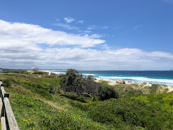 Foto de Wanderrabah Beach rodeado por montanhas