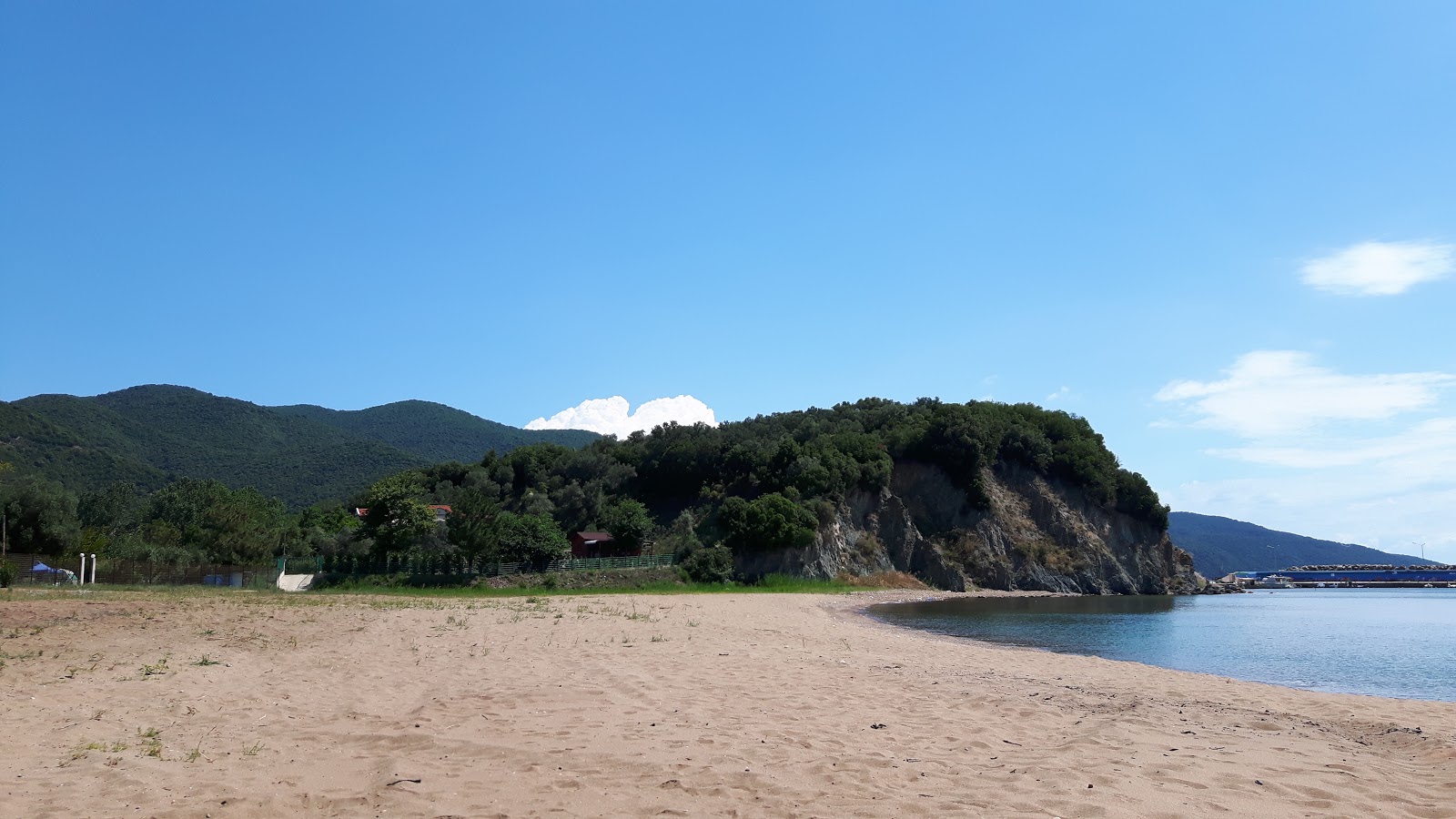 Foto von Karvounoskala Beach mit geräumige bucht