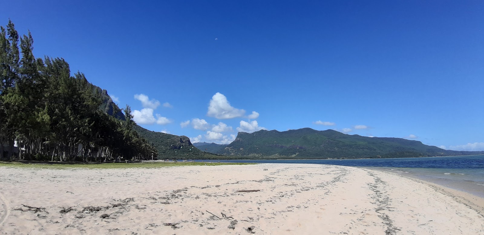 Fotografija Tamarin Beach in naselje