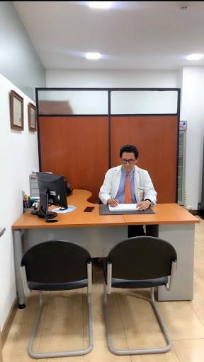 Dr. Rómulo Villacís - Reumatólogo