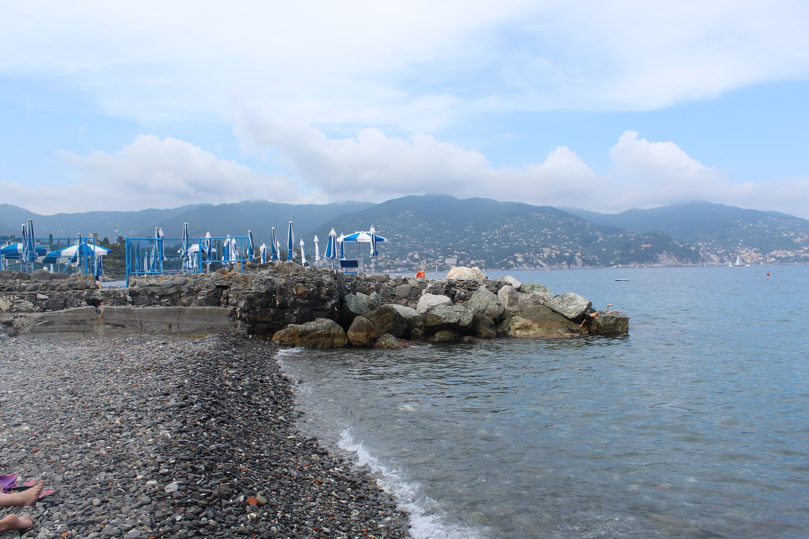 Foto av Spiaggia Santa Margherita Ligure omgiven av klippor