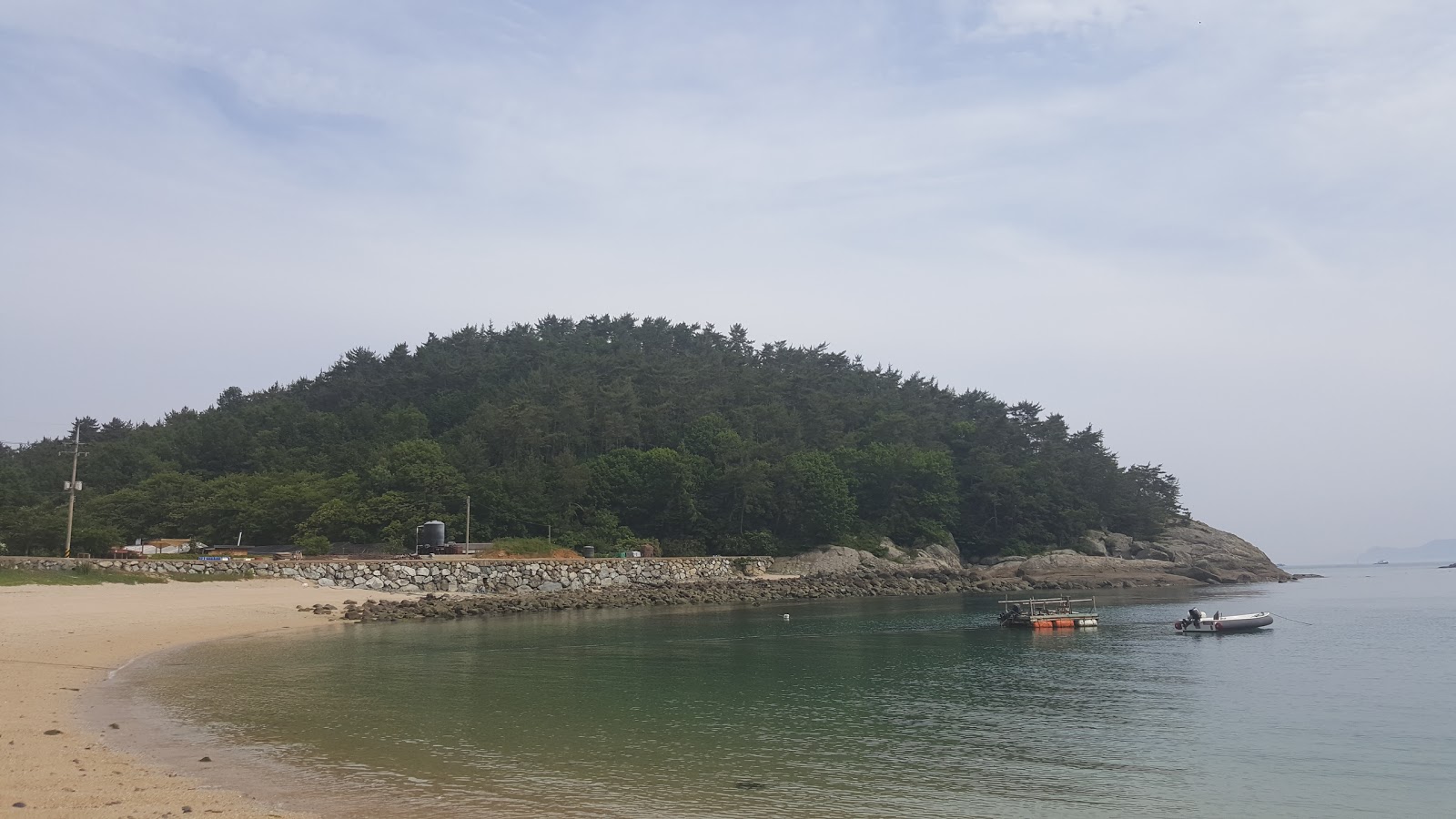 Foto de Pyeongsan-ri Beach con cala pequeña