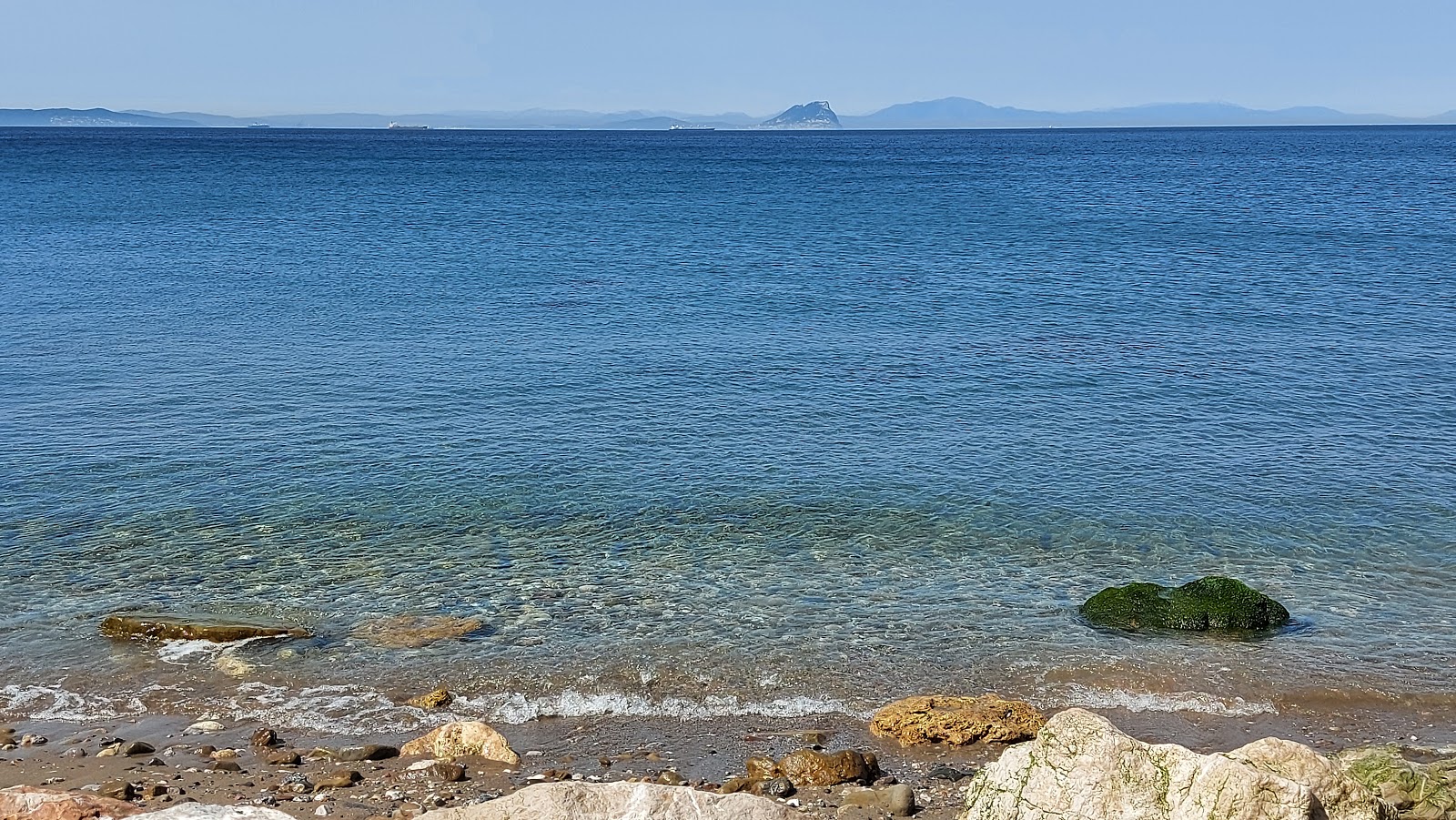 Fotografie cu Playa Belyounech înconjurat de munți